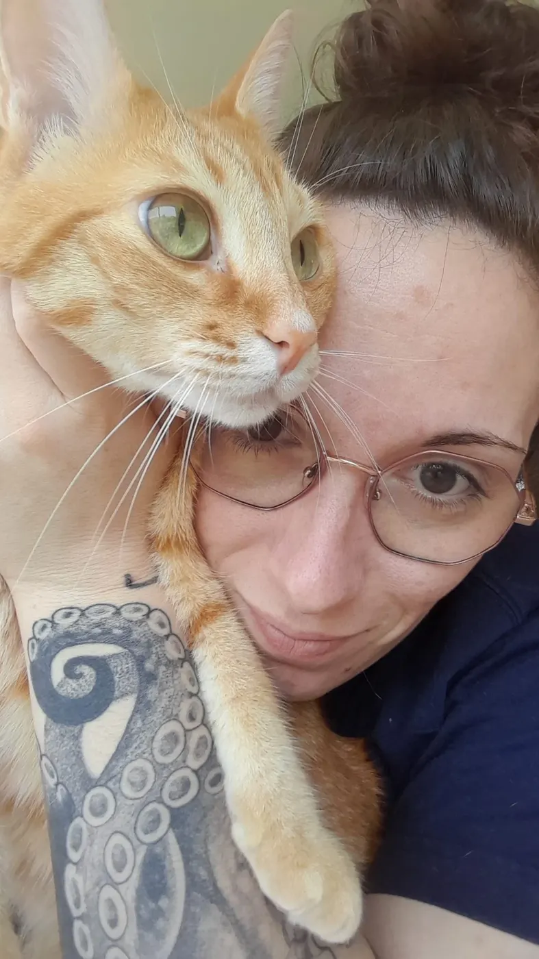 Laurane Botton, toiletteuse, avec un chat roux dans les bras