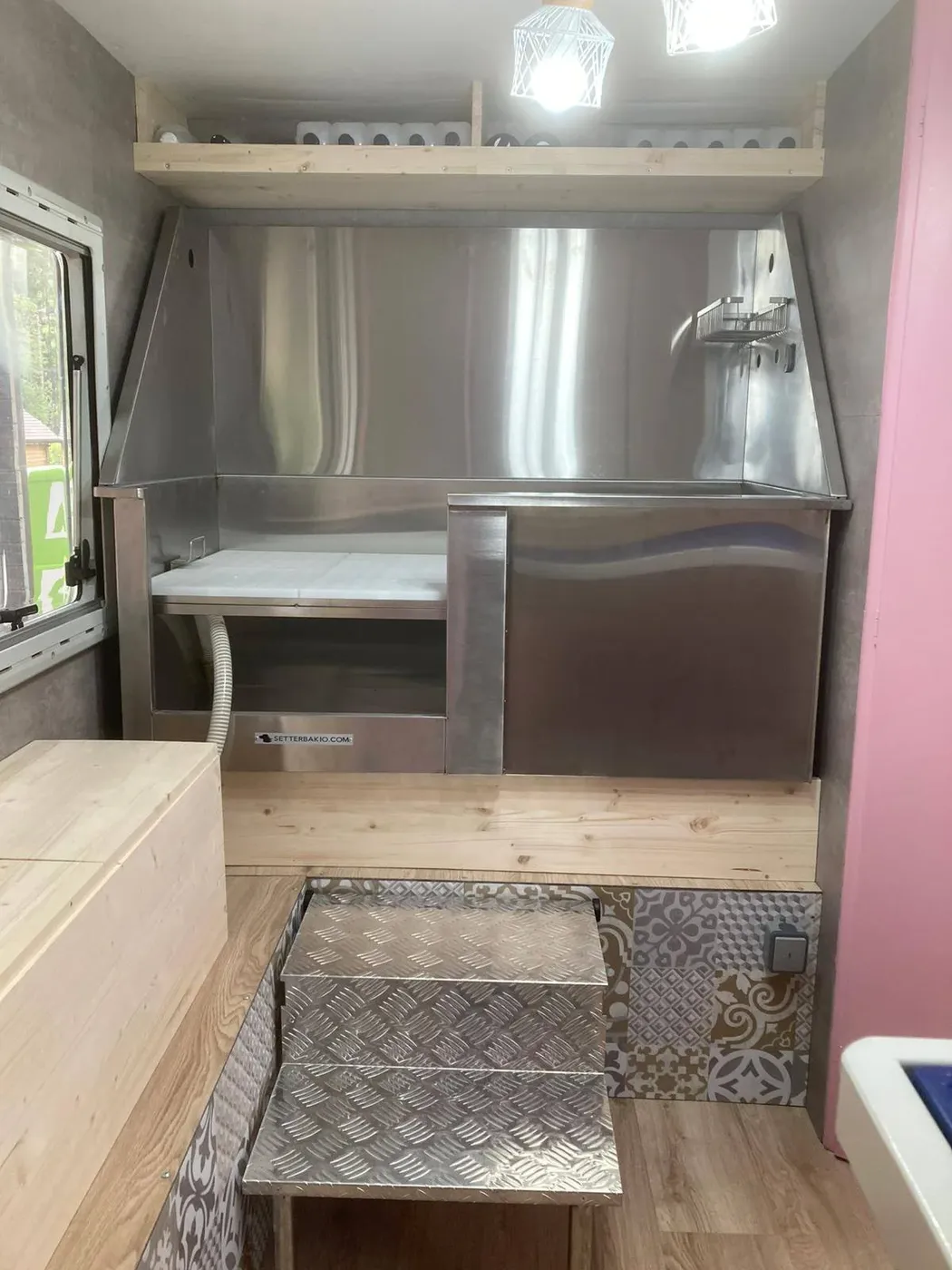 Baignoire et espace de soin à bord du camping-car de toilettage
